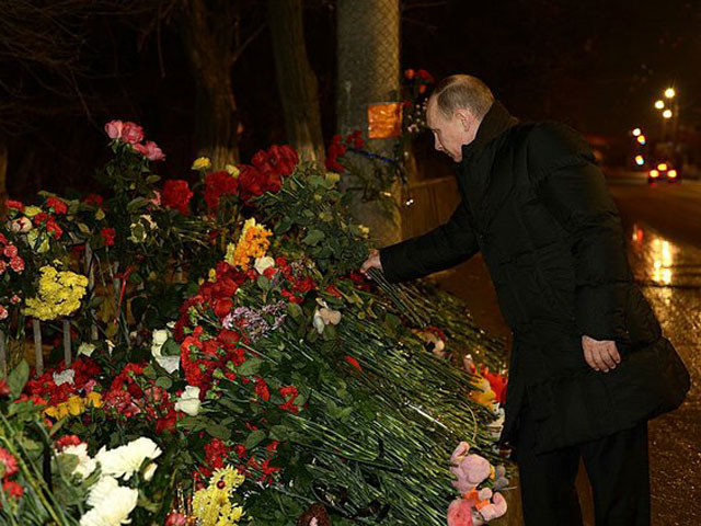 Президент России Владимир Путин после Хабаровска, где он поздравил россиян с Новым годом, рано утром в среду прилетел в Волгоград, где два теракта 29 и 30 декабря унесли жизни 34 человек
