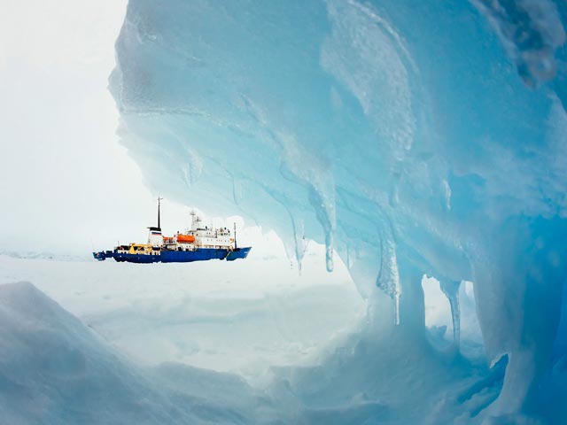 Экипаж и пассажиров российского научно-исследовательского судна "Академик Шокальский", находящегося с 25 декабря в ледяном плену у побережья Антарктики, пока так и не могут эвакуировать