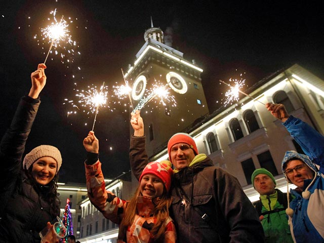По данным МВД, 31 декабря и 1 января вышли на улицы отмечать Новый год около 4 млн россиян, сообщает РИА "Новости". Всего в стране прошло более 8 тыс. мероприятий