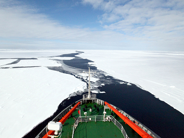 Китайский ледокол Xue Long ("Сюэлун", или "Снежный дракон"), участвовавший в эвакуации 52 пассажиров с российского судна "Академик Шокальский", не может продолжить поход из-за дрейфующего айсберга