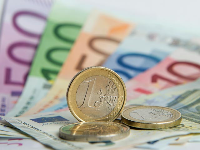 Латвийцы недовольны последствиями перехода на валюту Евросоюза - претензии нашлись как у потребителей, так и у торговцев. Жалуются на повышение цен, неправильную конвертацию, отсутствие указания цен в двух валютах, а также на нехватку евромонет