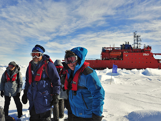 Китайский ледокол "Сюэлун", участвующий в эвакуации 52 пассажиров с российского судна "Академик Шокальский" в Антарктике после неудачного маневра сам застрял во льдах