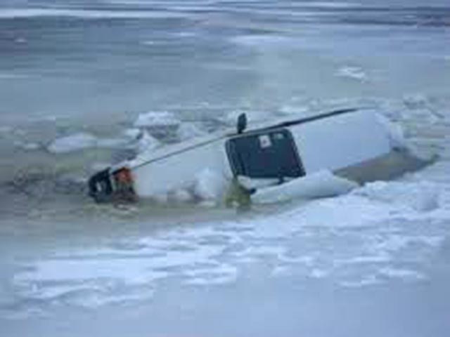 Поиски двух человек ведутся на озере Байкал в Иркутской области: там под лед провалился легковой автомобиль