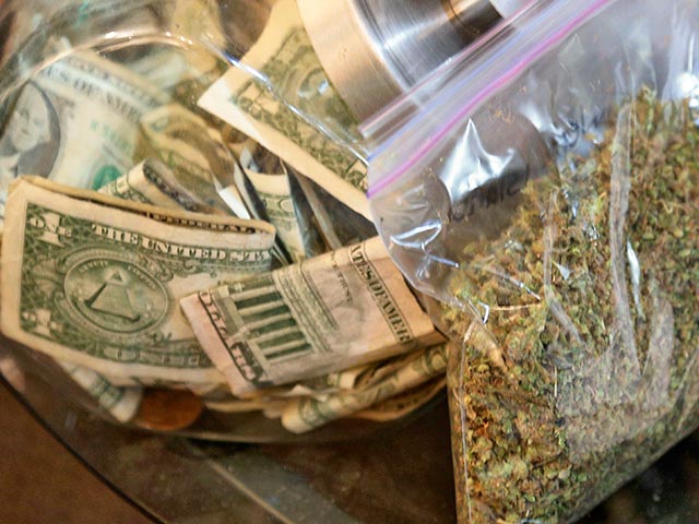 В американском штате Колорадо, где с 1 января разрешена легальная продажа марихуаны, подвели первые итоги: за первые сутки "травки" в трех десятках лицензированных магазинах продано более чем на 1 млн долларов