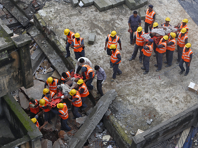 Строящееся шестиэтажное здание обрушилось в городе Канакона на юге индийского штата Гоа
