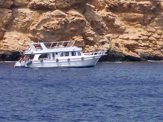 Египетские спасатели эвакуировали группу российских туристов с судна, которое затонуло в Красном море