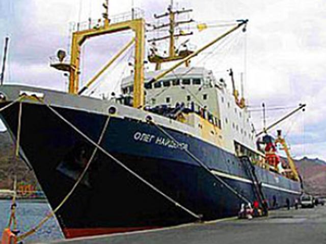 Задержанное военными Сенегала российское рыболовное судно "Олег Найденов" прибыло в порт столицы страны Дакара