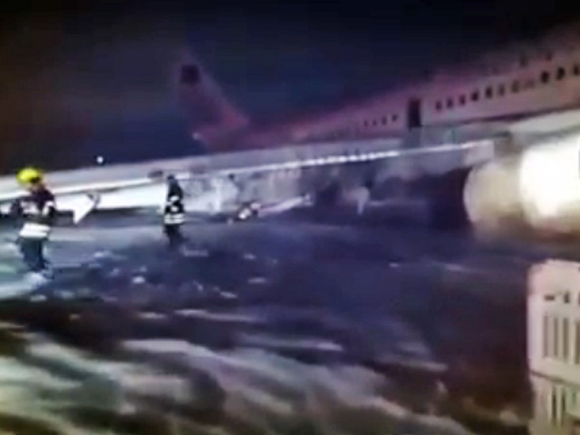 В аэропорту Медины на западе Саудовской Аравии экстренную посадку совершил авиалайнер компании Saudi Arabian Airlines с 315 пассажирами на борту