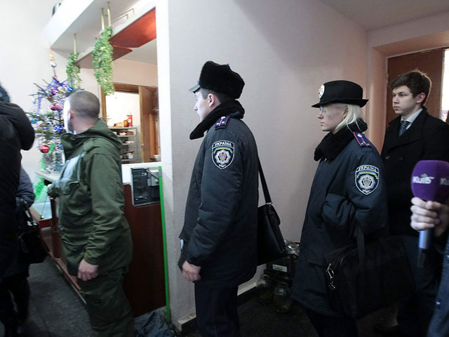 В помещении Киевского городского совета, более месяца назад захваченного активистами "Евромайдана", было разграблено помещение, где хранилась наградная продукция - медали и удостоверения к ним, грамоты и листы благодарности