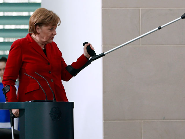 Канцлер Германии Ангела Меркель получила травму, катаясь на лыжах в Швейцарии, и вынуждена отменить все встречи, поездки и мероприятия, запланированные на ближайшие три недели
