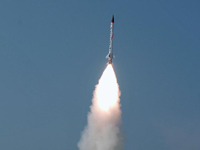 Индия объявила об очередном успешном испытании баллистической ракеты Prihtvi-2 класса "земля-земля", способной нести ядерный заряд весом от 500 до тысячи килограммов на расстояние до 350 километров