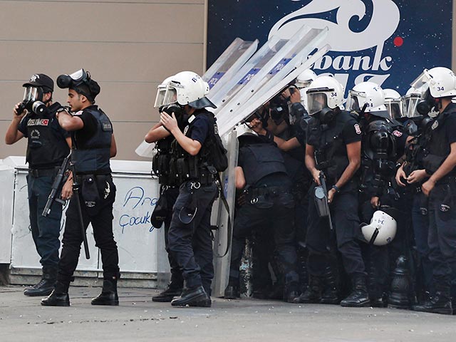 Власти Турции за взятки уволили уже 350 столичных полицейских, передает телерадиокорпорация ВВС со ссылкой на местные СМИ. Среди уволенных были и руководители главных полицейских департаментов. Им на смену назначены полицейские из провинции