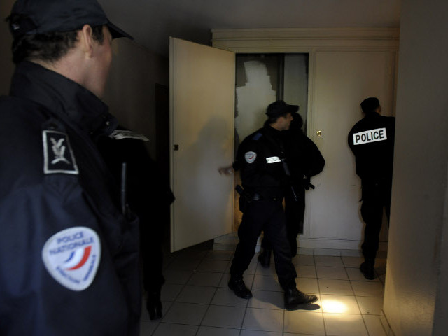 Во Франции заключенный захватил в заложники начальницу тюрьмы. Полиции потребовалось несколько часов переговоров, чтобы склонить преступника отпустить женщину