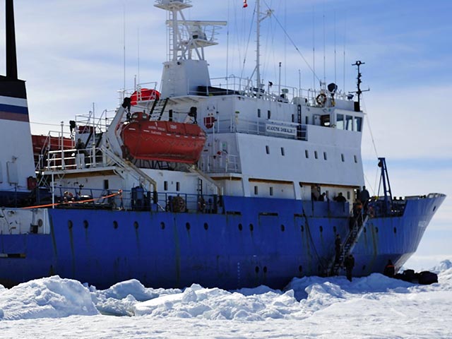 Российское научно-исследовательское судно "Академик Шокальский", застрявшее 24 декабря во льдах Антарктиды, и китайский ледокол "Сюэлун" ("Снежный дракон") освободились от тяжелых льдов и самостоятельно продвигаются на север