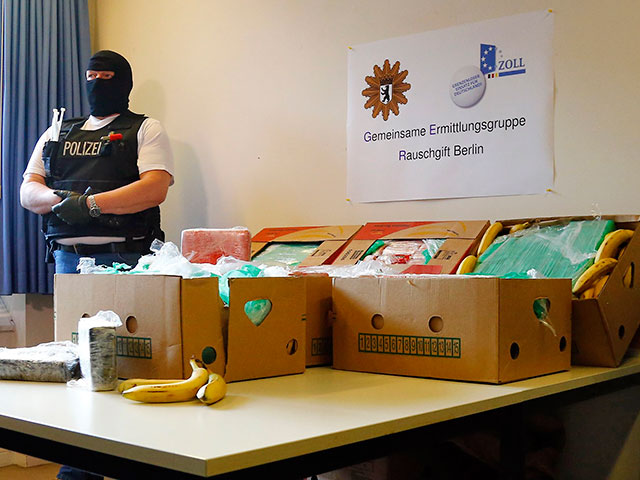 В понедельник сотрудники пяти магазинов германской столицы обнаружили груз наркотиков в коробках с бананами. Всего было найдено почти полтора центнера кокаина
