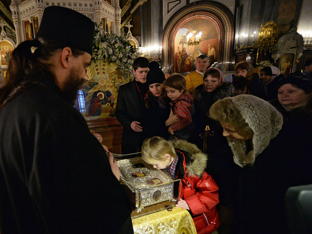 Число желающих приложиться к принесенным с Афона в храм Христа Спасителя в Москве Дарам волхвов, в среду достигло 20 тыс. человек