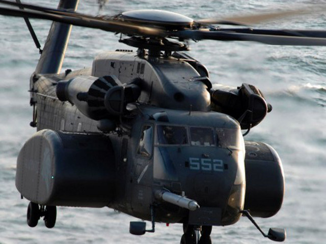 В США разбился вертолет ВМС MH-53-E Sea Dragon. Он упал в воду в 28 километрах от курортного города Вирджиния-Бич, расположенного на атлантическом побережье страны