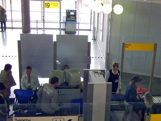 В российских аэропортах вводят суровые ограничения на пронос жидкостей на борт самолета, сообщил глава Минтранса на фоне широкого обсуждения этой инициативы
