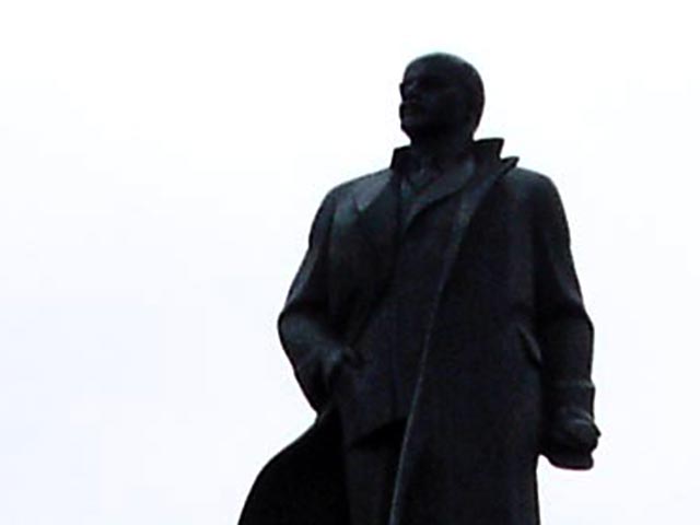 В Полтавской области Украины обезглавлен памятник Владимиру Ленину. Неизвестные вандалы отбили голову у памятника, установленному возле здания администрации поселка городского типа Машевка