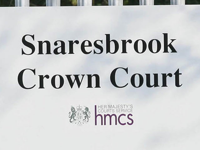 Судебный процесс проходит в Королевском суде района Снерсбрук на северо-востоке Лондона