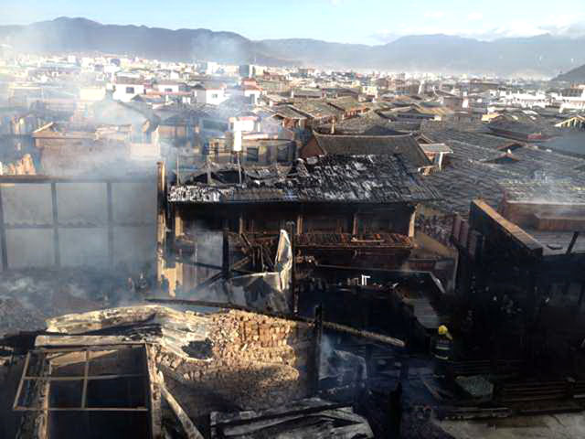 Огромный пожар, полыхавший 10 часов, уничтожил древний тибетский город Дукэцзон (Dukezong Old Town) на юго-востоке Китая