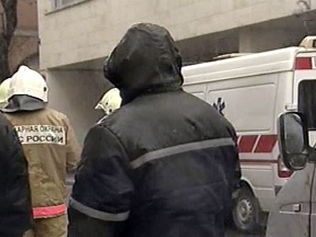 В центре Москвы на девушку упал карниз старой пятиэтажки, пострадавшая госпитализирована