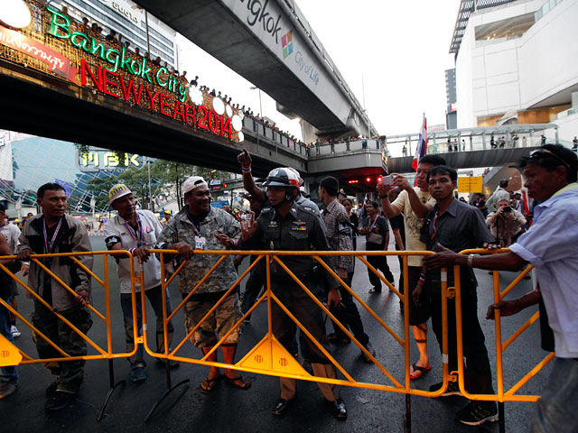 В столице Таиланда Бангкоке оппозиция на сутки раньше срока начала реализовывать план блокады и перегораживать улицы в центре города
