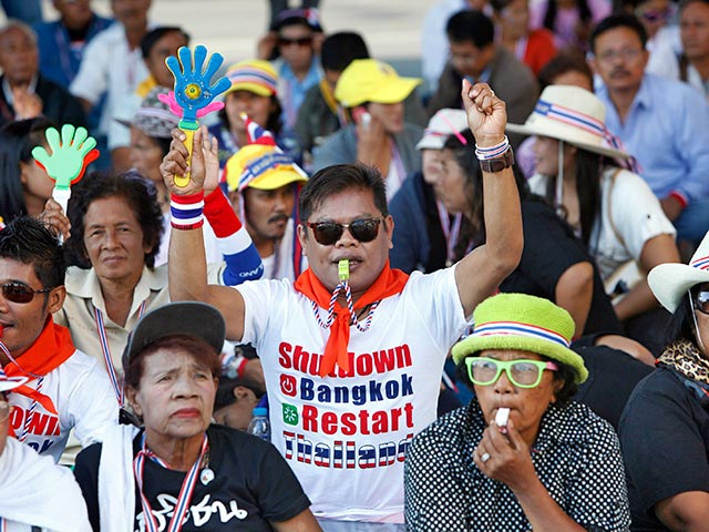 Тайские оппозиционеры утром в понедельник, 13 января, официально начали акцию "Закроем Бангкок", перекрыв семь ключевых транспортных развязок и ряд автомагистралей в столице страны