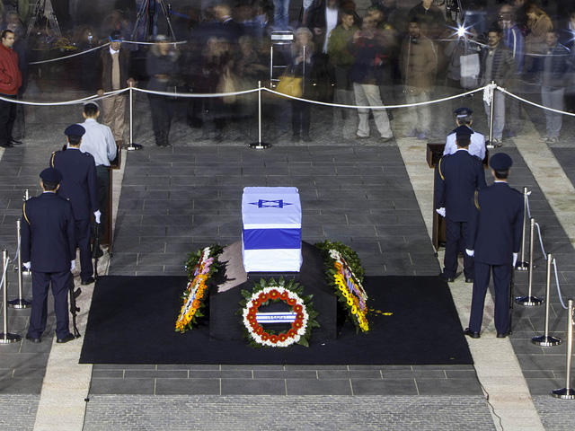 В Израиле в понедельник проходят похороны бывшего премьер-министра страны Ариэля Шарона, скончавшегося в минувшую субботу. Он будет погребен неподалеку от своего семейного ранчо в Негеве рядом с могилой его второй жены Лили