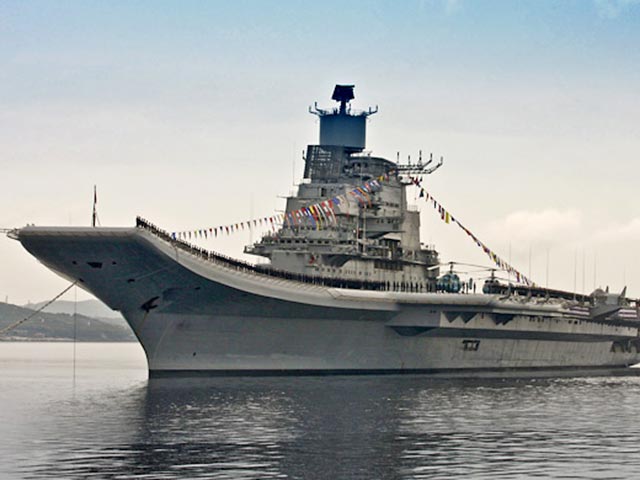 Российские моряки, прибывшие недавно в индийский порт Карвар на борту авианосца "Викрамадитья" (бывший российский авианесущий крейсер "Адмирал Горшков"), переданного ранее Индии, шокировали местных жителей своими манерами