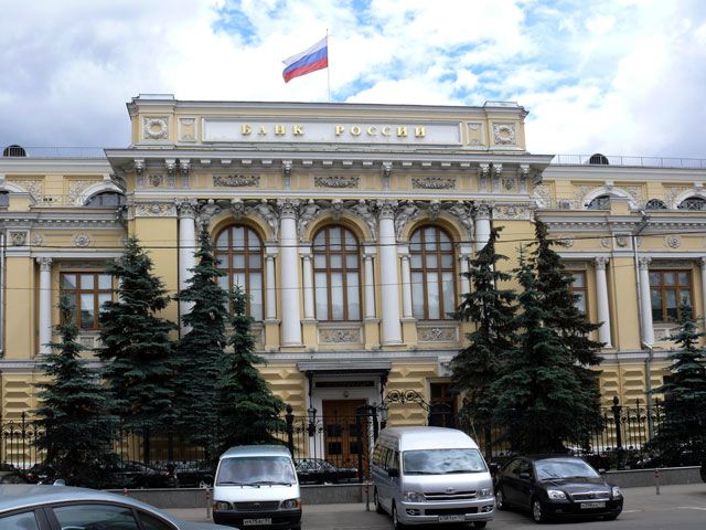 Банк России отказался от целевых валютных интервенций, снизив их размер с 60 млн долларов в день до нуля
