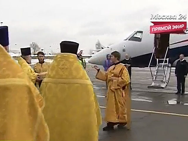 Из столичного аэропорта Внуково-3 в первом часу дня мск был отправлен специальный борт, который доставит великую христианскую святыню - Дары волхвов - в Санкт-Петербург