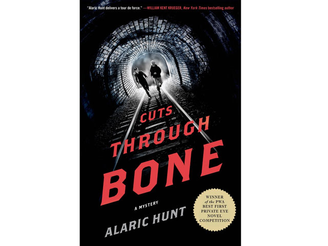 Аларик Хант получил литературную премию The Private Eye Writers of America за детективный роман Cuts Through Bone