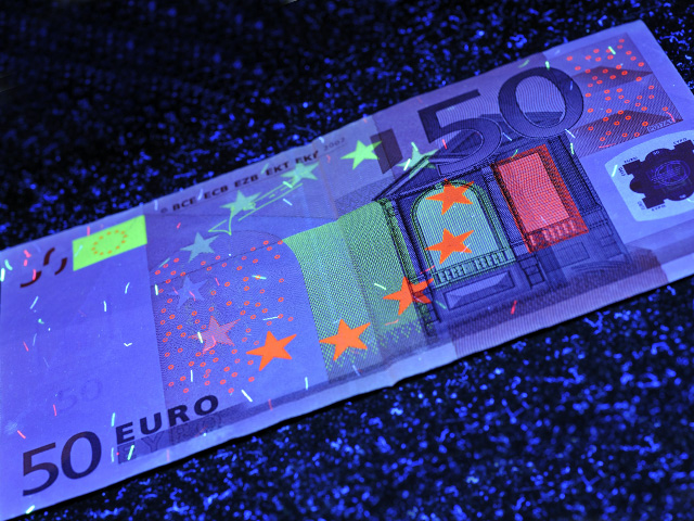 Подавляющая часть фальшивок (98%) была выявлена в странах зоны единой европейской валюты, 1,5% было обнаружено в других государствах Евросоюза и 0,5% - в третьих странах