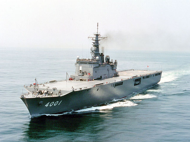 В Японии десантный корабль ВМС "Осуми" наскочил на рыболовное судно. В результате столкновения рыбацкий баркас перевернулся и затонул
