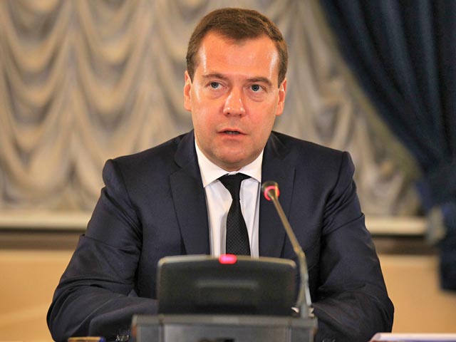 Премьер-министр Дмитрий Медведев считает, что экономическая ситуация в стране, достаточно стабильна "по формальным признакам", однако динамика развития не может не вызывать озабоченность