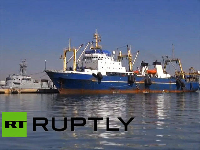 Двое моряков покинули захваченный военными Сенегала российский траулер "Олег Найденов" и отправились в Россию. Им на смену прибыли новые члены экипажа