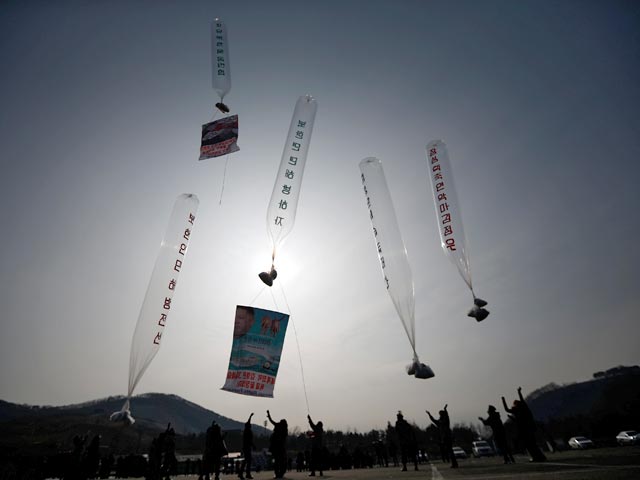 Активисты из Южной Кореи и перебежчики из Северной Кореи провели "просветительскую" акцию - они запустили в сторону КНДР несколько воздушных шаров с пропагандистскими материалами, например, флешками со статьями Wikipedia