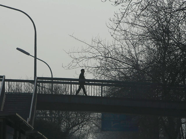 Пекин накрыло густым облаком смога: не видно небоскребов, закрыты автодороги
