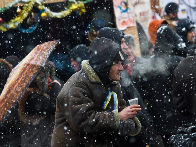 Опасения участников киевского "Евромайдана", что в ночь на четверг против них будут предприняты провокации и штурм силовиков, не оправдались
