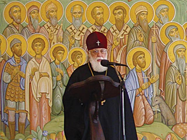Исследователь истории Церкви профессор Нугзар Папуашвили считает, что Патриарху и другим высшим духовным лицам не следует становиться крестными отцами