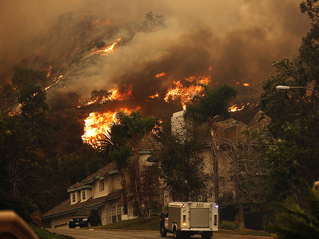 Сильный лесной пожар бушует в американском штате Калифорния. Огнем охвачено не менее 1,7 тысяч акров земли (приблизительно 7 млн кв.м)