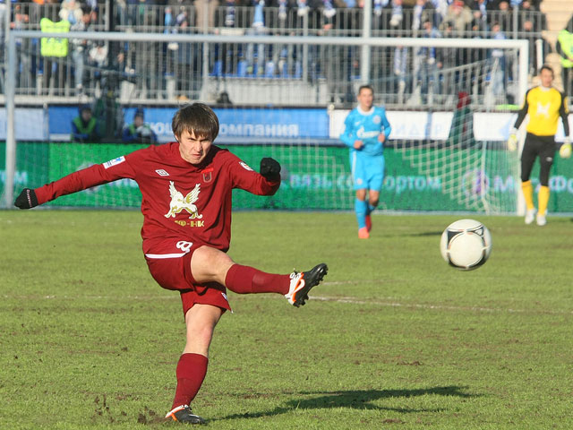 Игрок перешел в "Зенит" в статусе свободного агента. Последним клубом Александра был казанский "Рубин", за который он выступал с 2006 года