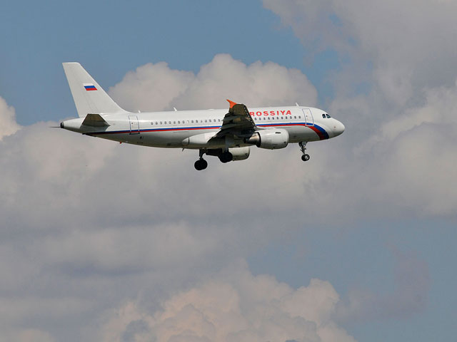 Самолет, летевший из Санкт-Петербурга в Ош (Киргизия) совершил вынужденную посадку в аэропорту Челябинска из-за инцидента на борту между пассажиром и бортпроводником. В ходе драки дебоширу сломали нос