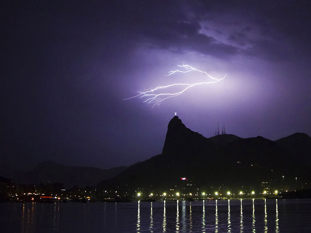 Молния повредила большой палец статуи Христа в Рио-де-Жанейро
