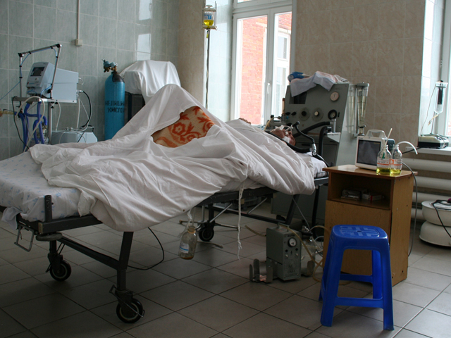 В деревне в Омской области произошло массовое отравление: пострадавшие выпили разведенной жидкости для розжига костров. Четверых госпитализировали, еще четыре человека погибли