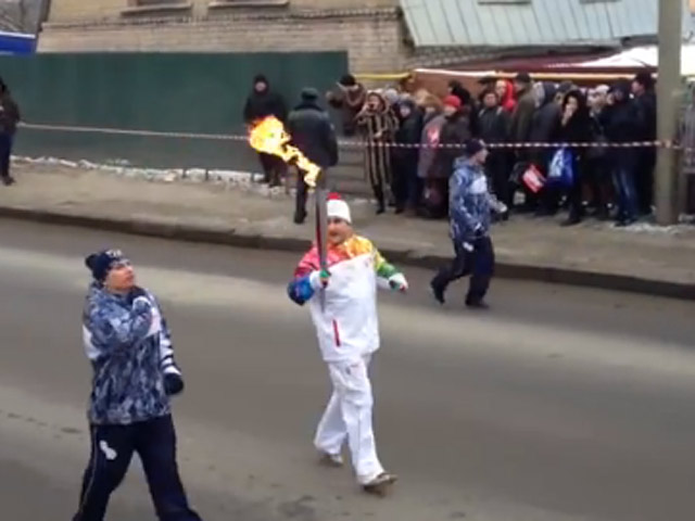В Брянске факелоносец отдал Олимпийский огонь охране и станцевал лезгинку