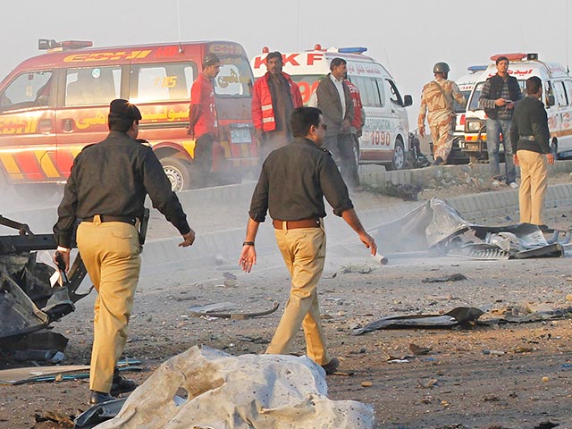 На северо-западе Пакистана произошел теракт: взорван армейский конвой, минимум 20 военнослужащих погибли, еще 20 получили ранения
