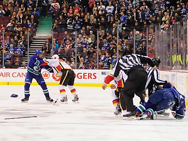В начале матча регулярного чемпионата НХЛ между "Ванкувером" и "Калгари", который завершился победой канадского клуба со счетом 3:2 (Б), состоялась драка с участием стартовых пятерок команд