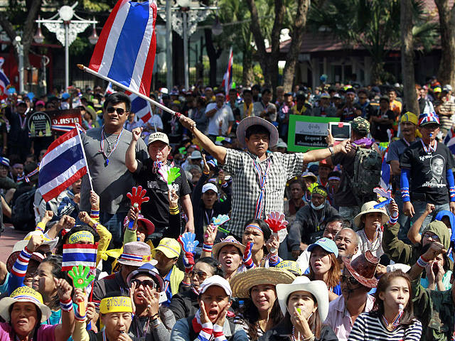 В центре столицы Таиланда в результате двух взрывов ранения получили 28 человек: неизвестный кинул гранаты в оппозиционеров